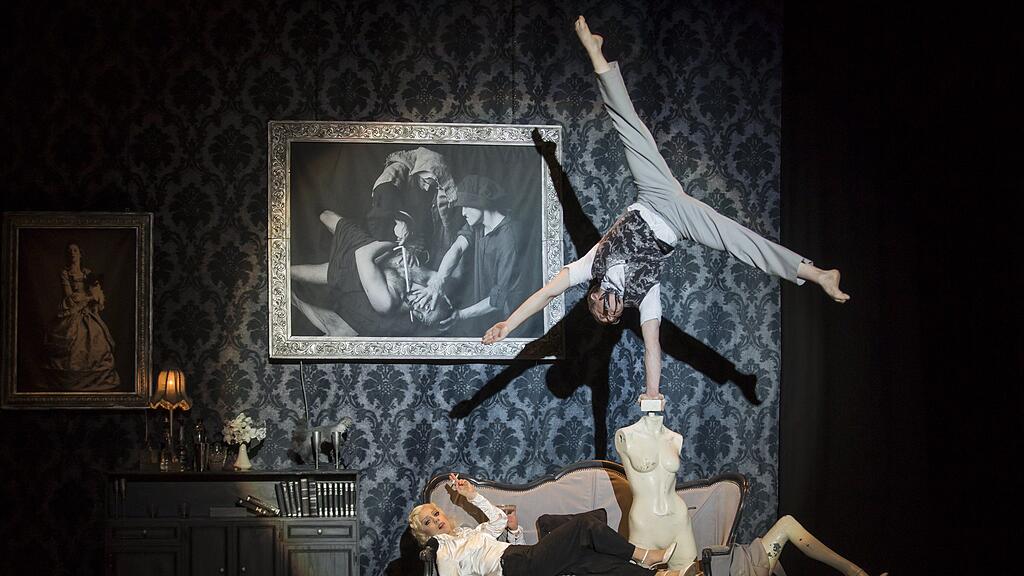 Mit einem Potpourri aus Akrobatik, Slapstick, einer Prise Film noir und Stangentanz hat die französische Companie "Cirque Le Roux" mit "The Elephant in the Room" am Mittwoch das Winterfest eröffnet.