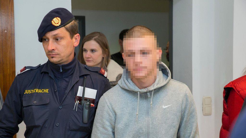 Überfall auf Taxilenkerin: Zwei Teenager vor Gericht