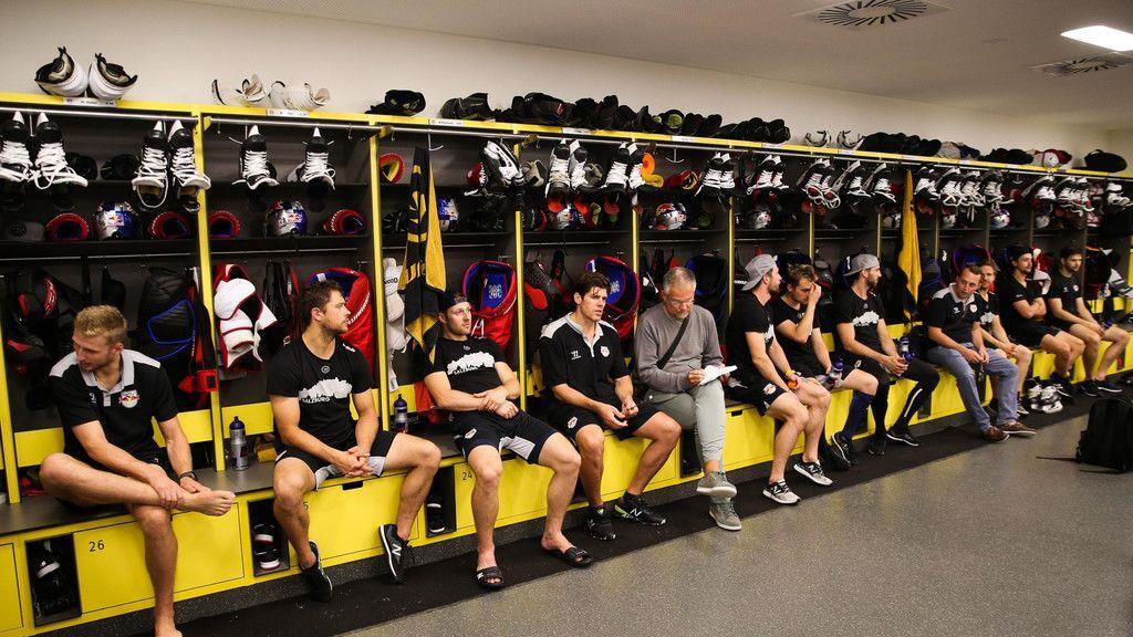 Einblick in Eishockey-Kabine II