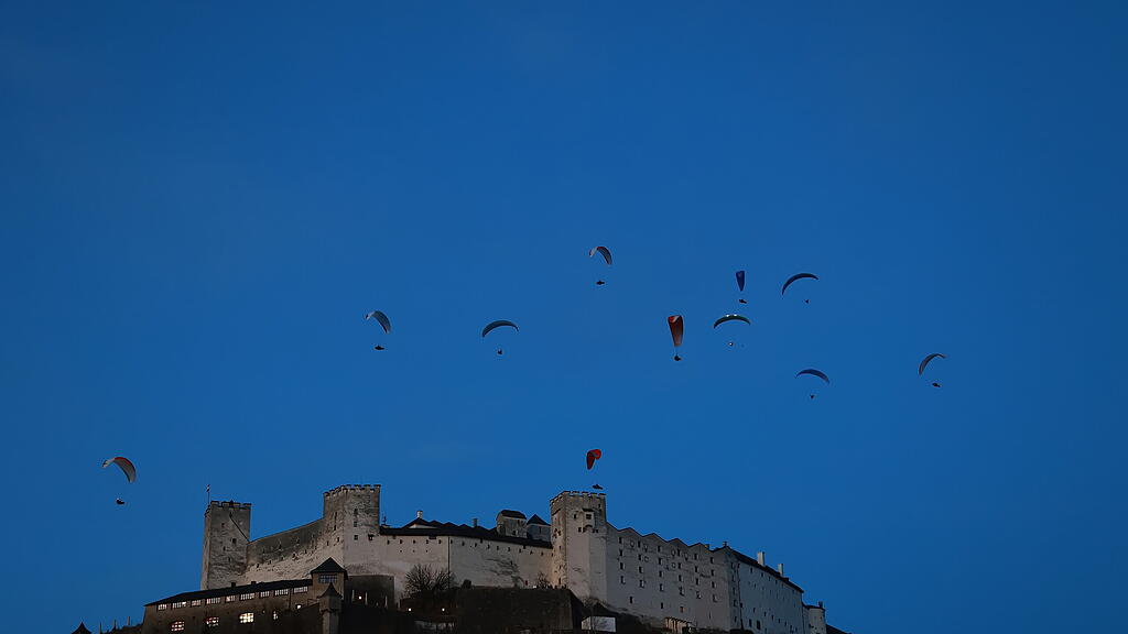 Paragleiter über der Festung