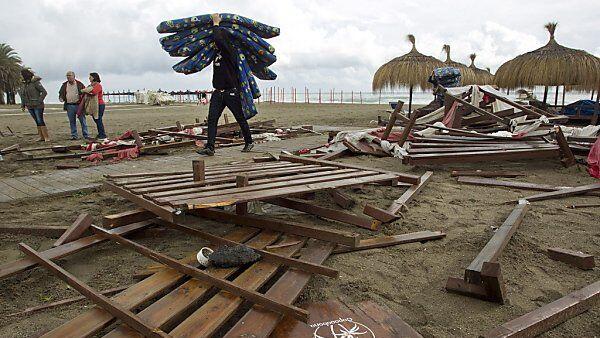 Spuren der Verwüstung am Strand