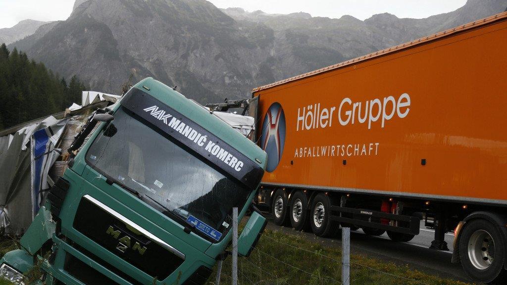 Lkw-Bergung auf A10