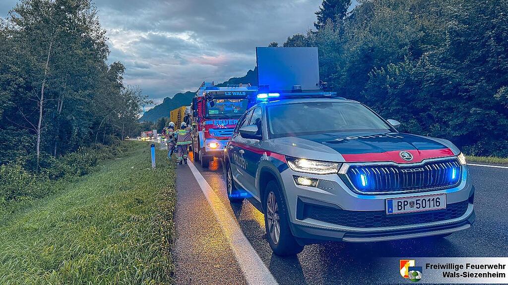 Lkw kommt in Wals-Siezenheim von Autobahn ab