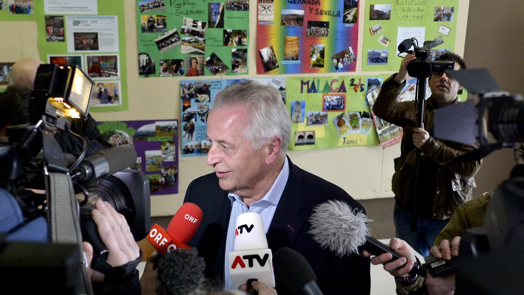 Kandidaten geben ihre Stimme ab