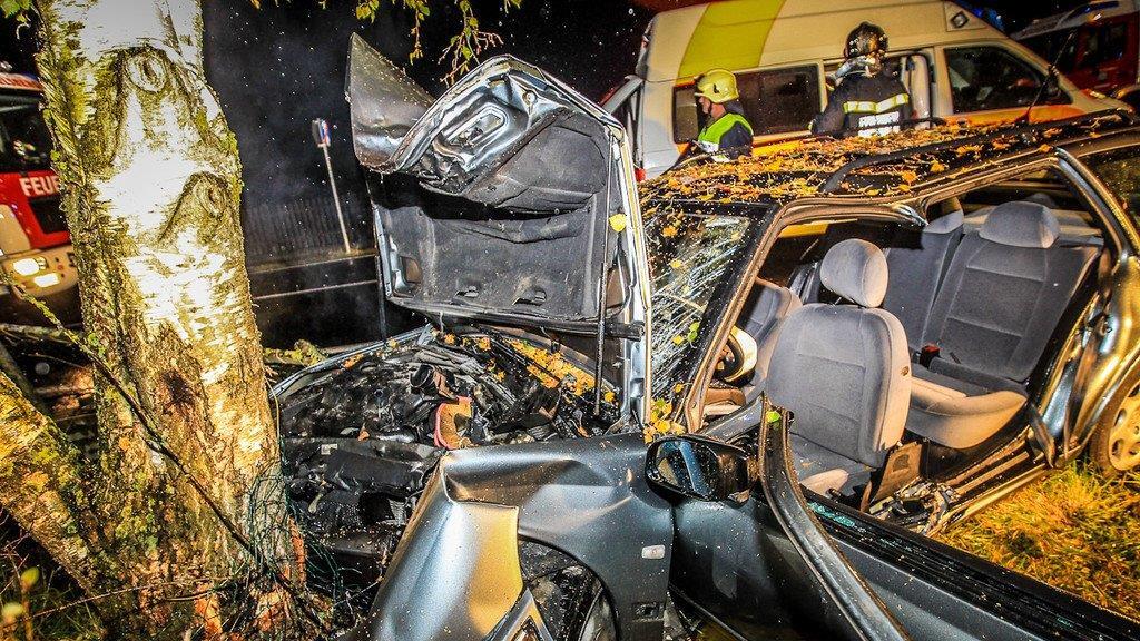 Pkw gegen Baum: Weitere Bilder