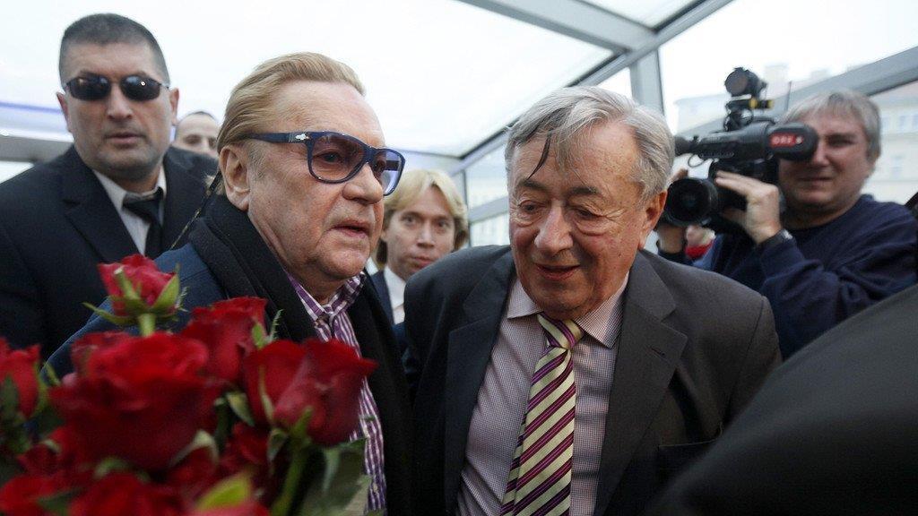 Helmut Berger verteilte Rosen in der Lugner City in Wien