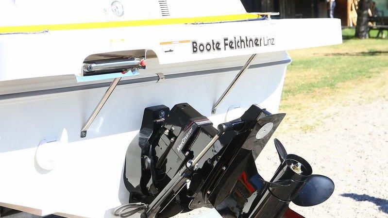 Polizeiboot im Wasser