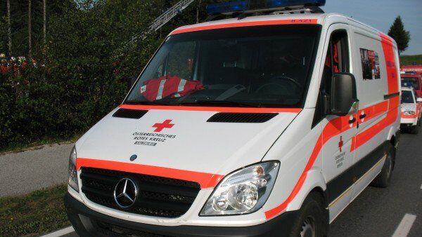Ein Motorrad rutschte am Samstag in einen Lkw. Der Lenker wurde schwer verletzt.
