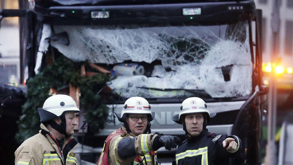 Lkw rast in Weihnachtsmarkt: Spurensicherung
