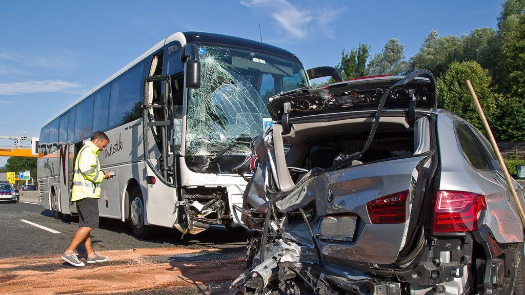 Unfall mit Pkw und zwei Bussen bei Anschlussstelle Hagenau