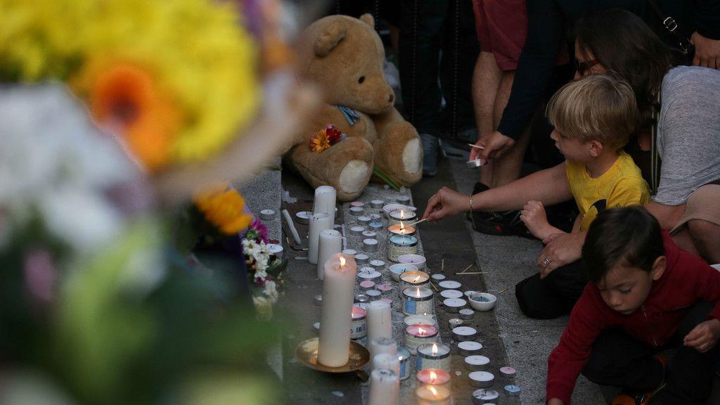 Brand in Londoner Hochhaus: Tiefe Trauer, Einsatz geht weiter