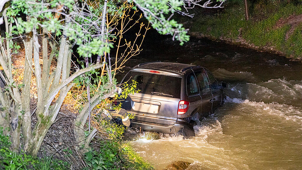 Auto rollt in Enns
