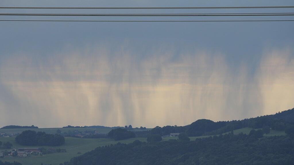 Am Samstag ziehen in der Früh noch recht dichte Wolken durch, speziell im Norden sind auch Regenschauer dabei.