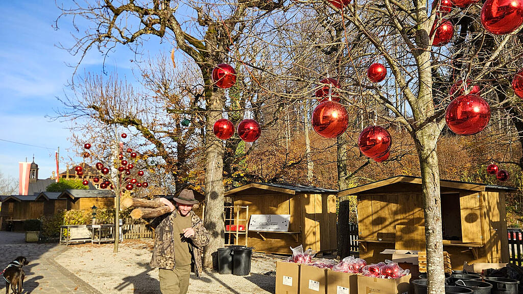 Aufbau des Plainer Christkindlmarkts in Bergheim