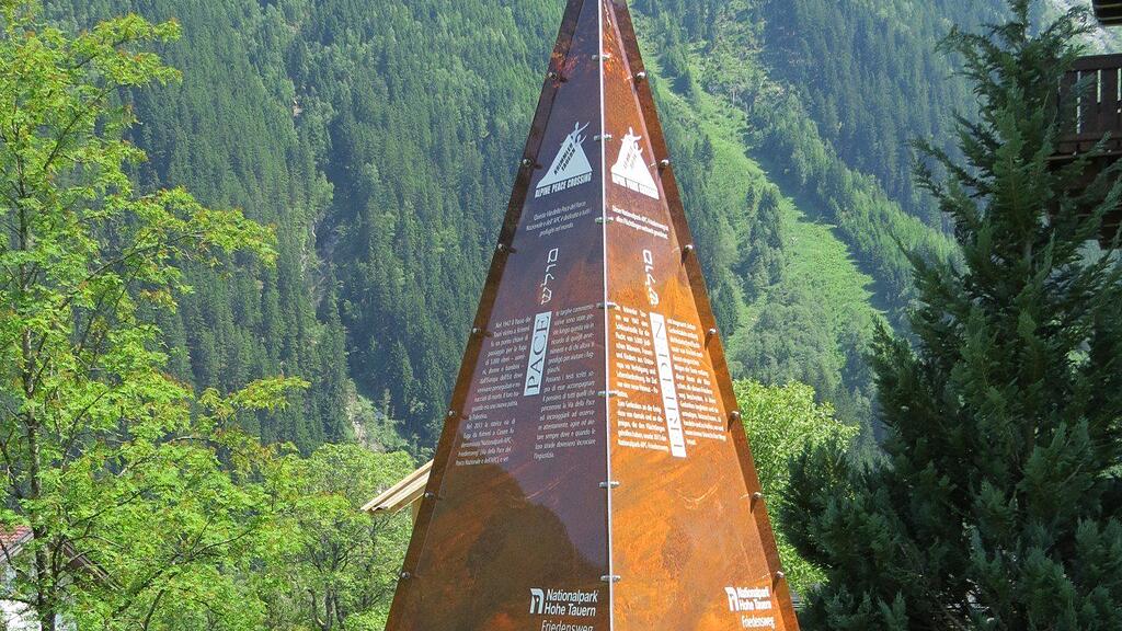 Insgesamt sieben Pyramiden widmen sich mit Texten der dramatischen Ereignisse vor 60 Jahren.