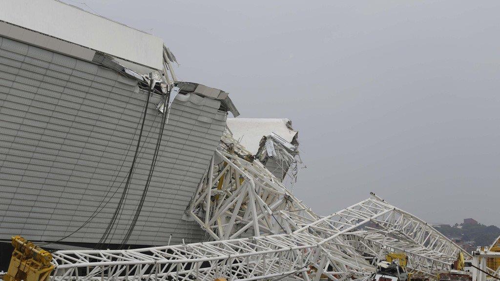 Brasilien: Kran stürzt auf WM-Stadion