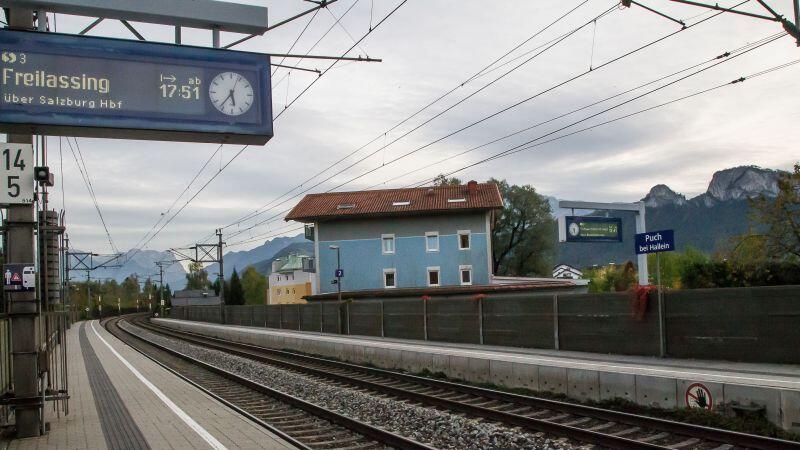 Eine Einjährige wurde vom Sog eines Güterzugs in Puch mitgerissen.