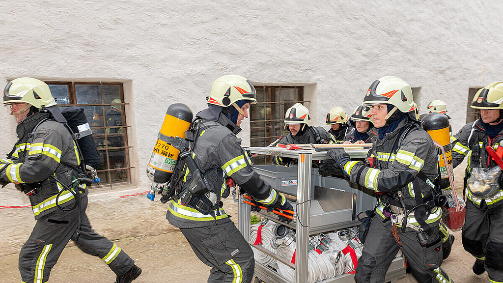 Feuerwehr-Übung auf der Festung, II
