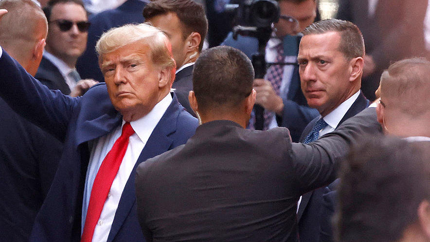Trump winkt seinen Anhängern beim Betreten des Gerichtsgebäudes