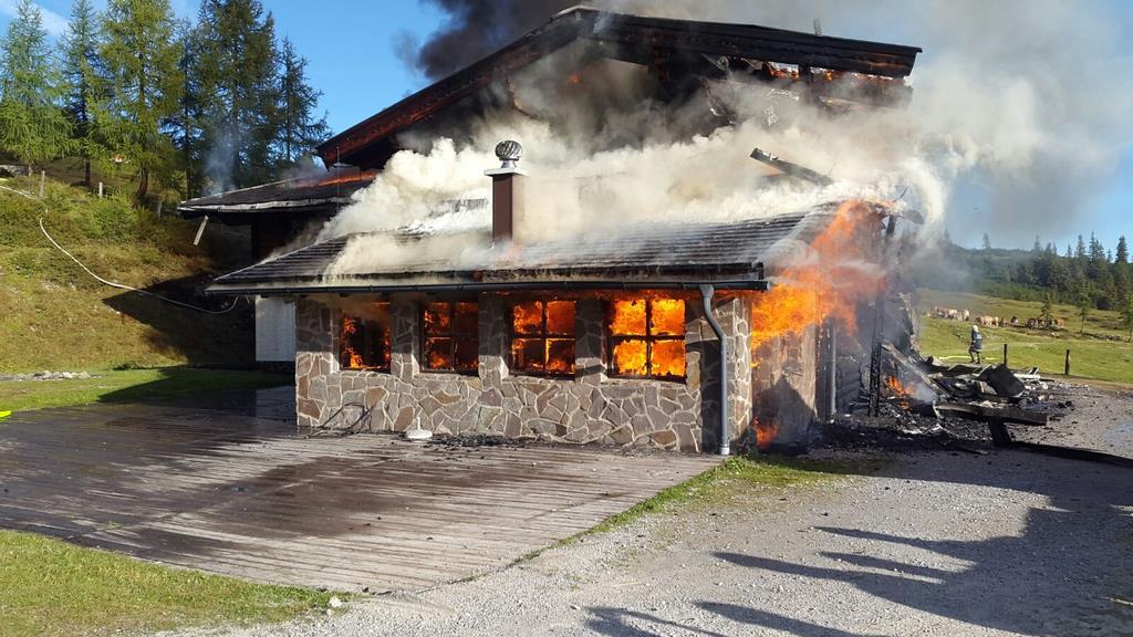 Großbrand auf Aualm in Forstau