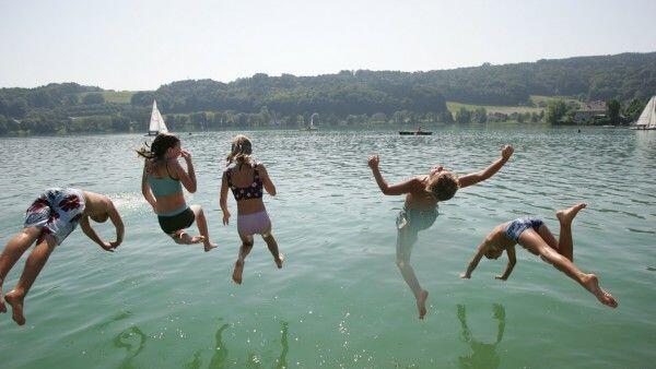 Laut Gerd Oberfeld, Umweltmediziner des Landes Salzburg, handelt es sich bei dem Gewässer um einen kleinen Baggersee, "wo das Baden geduldet wird".