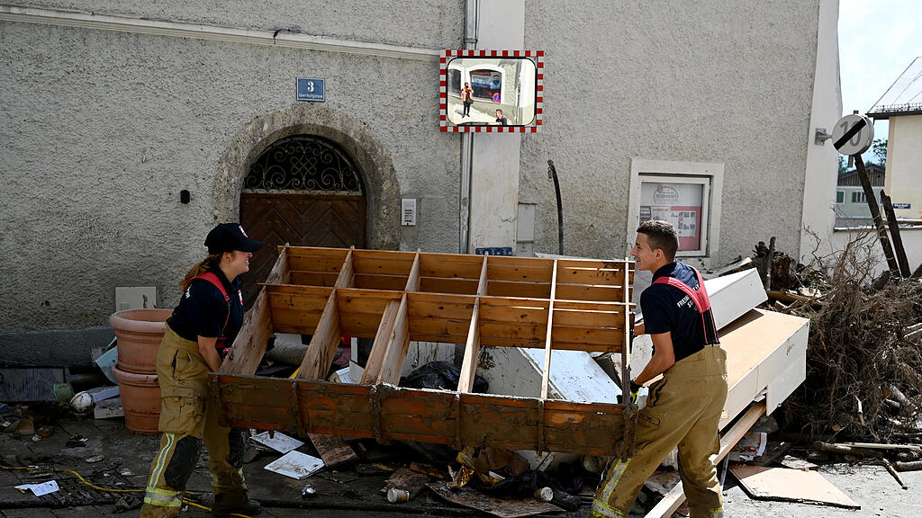 Aufr\u00e4umarbeiten Hallein nach Hochwasser