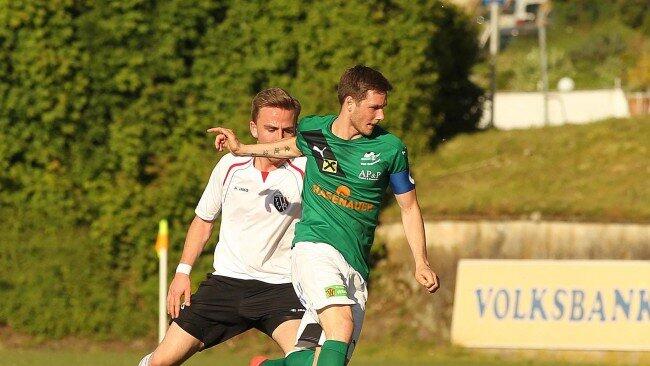 Krainz (re) schoss mit seinem Doppelpack Neumarkt (Huber Rieder/li) tiefer in die Krise und sicherte Eugendorf den endgültigen Westliga-Klassenerhalt.