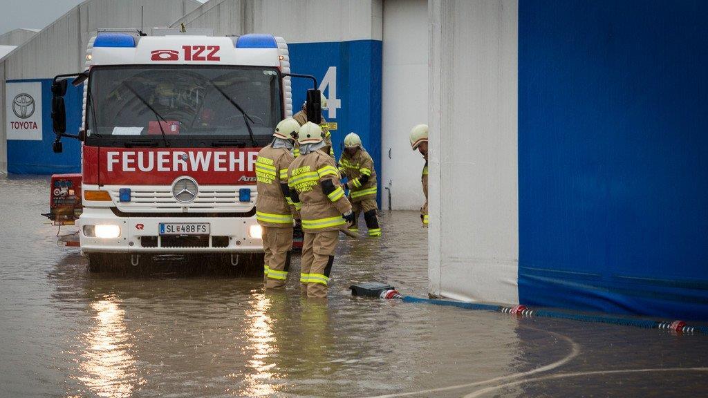 Wintereinbruch - Überflutungen in Straßwalchen