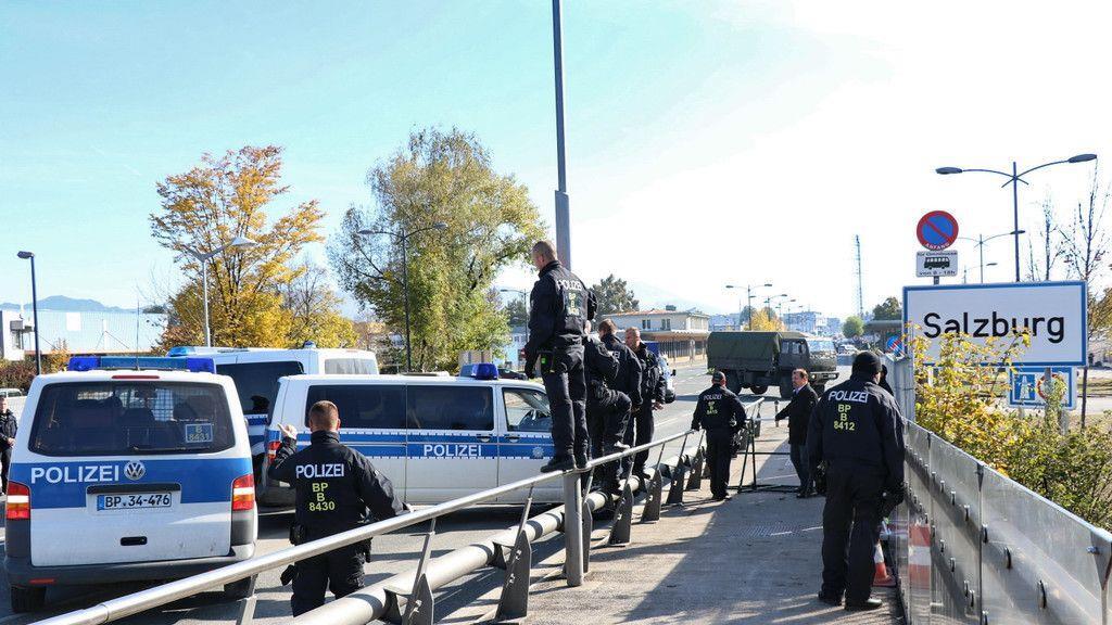 Flüchtlinge marschieren zu Grenze
