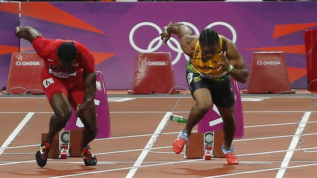 Die Flasche landete hinter den Startblöcken des Amerikaners Justin Gatlin (l.) und Yohan Blake (r.) aus Jamaika.