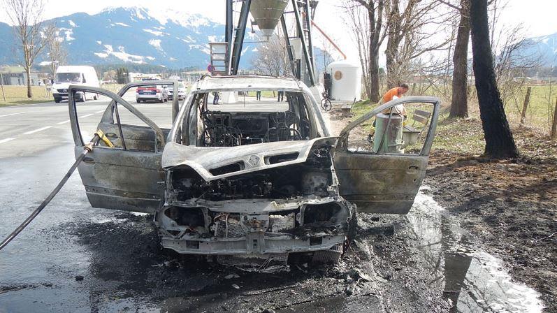 Pkw auf B164 in Saalfelden in Flammen