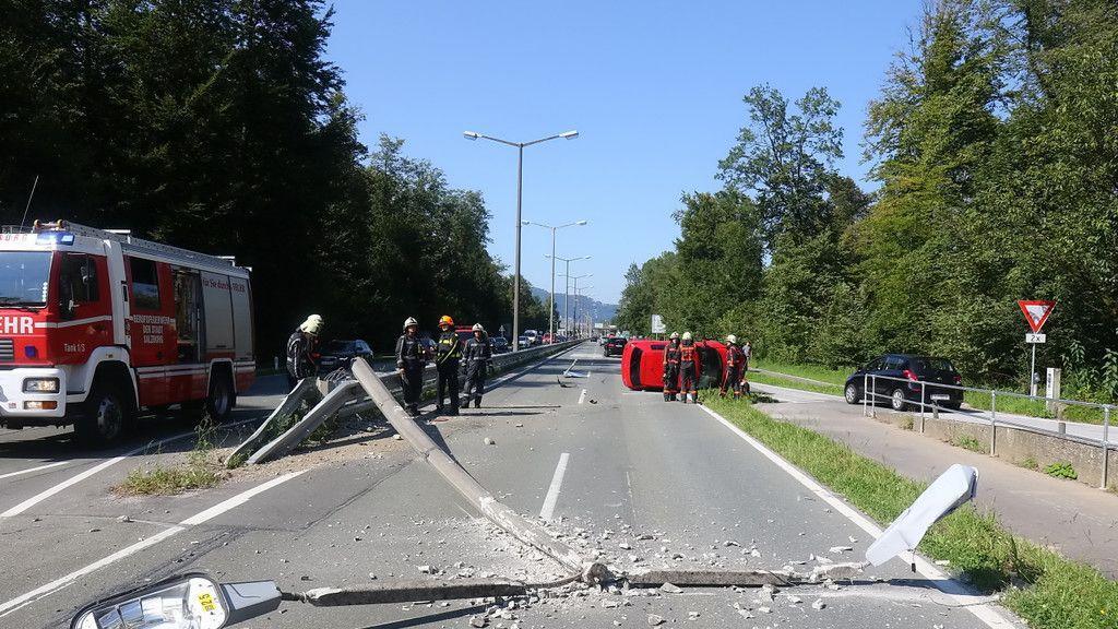 Pkw räumt in Alpenstraße Straßenlaterne ab und überschlägt sich