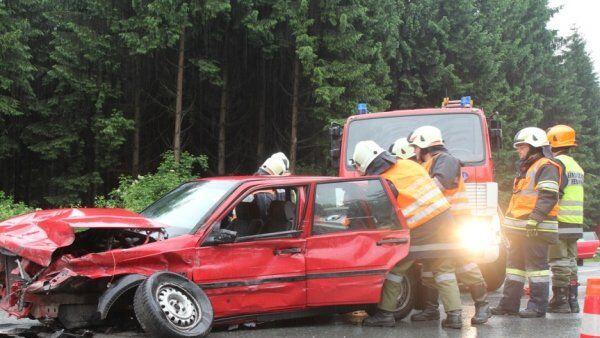 Pkw prallte gegen Leitschiene