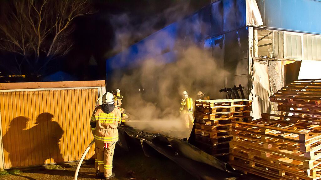 Die Feuerwehr war zwei Stunden lang mit dem Brand beschäftigt.