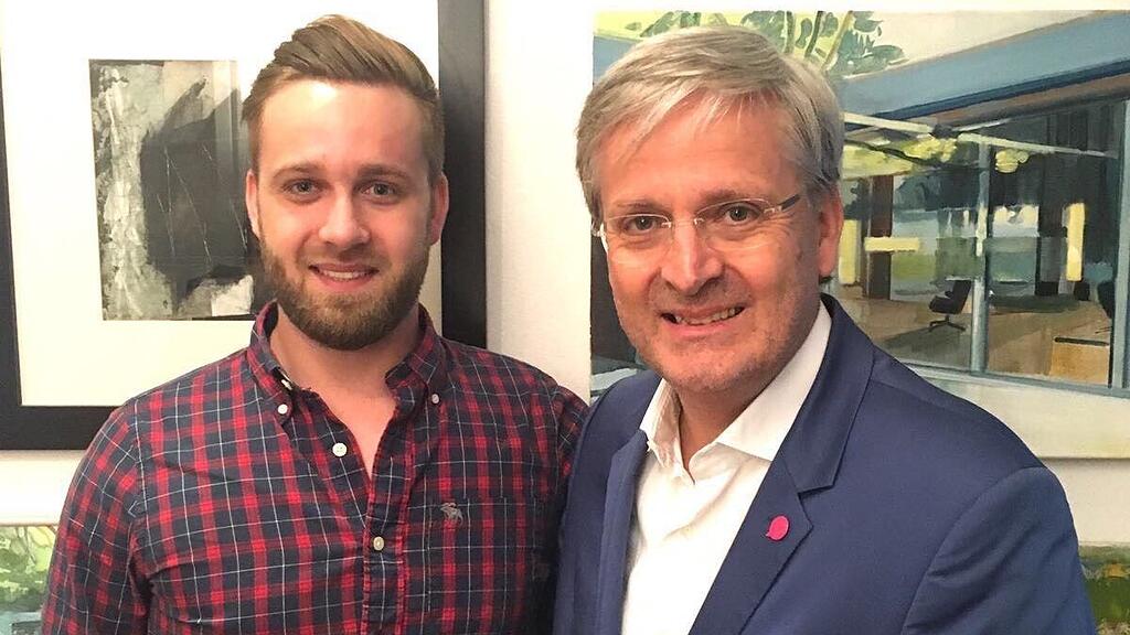 Severin Huber (links im Bild) mit seinem Vater Sebastian Huber von den NEOS.