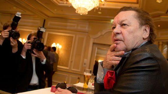 Am 16. Februar verteilt Helmut Berger Valentinsrosen in Wien.