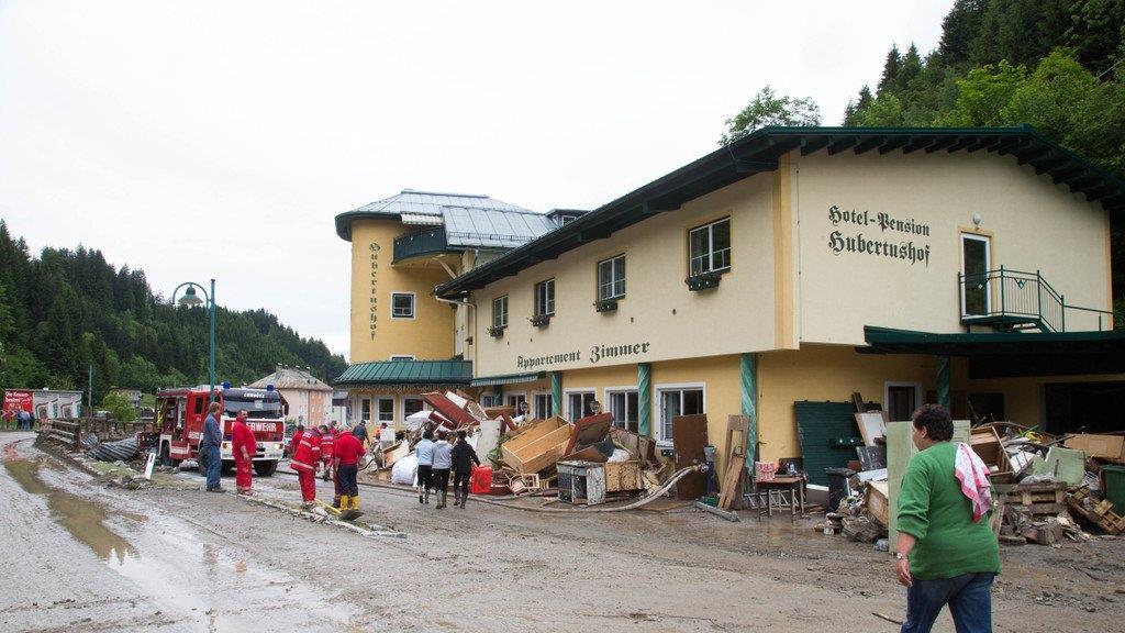 Aufräumarbeiten in Hüttau