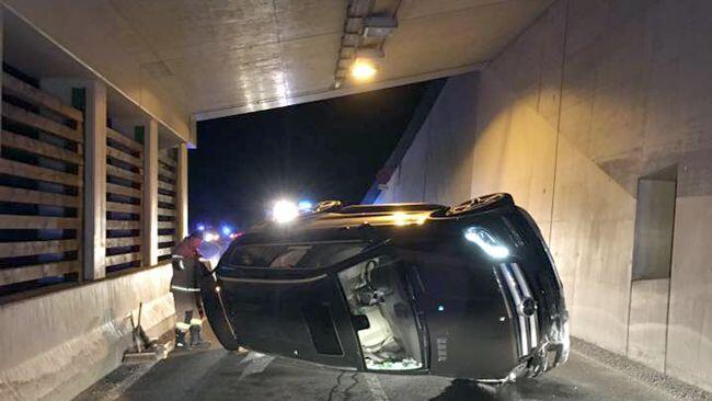 Der Wagen kam seitlich zum Liegen.