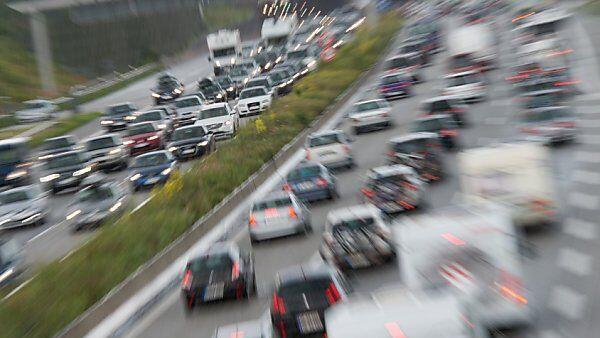 Auf den Transitrouten ist mit zähem Kolonnenverkehr zu rechnen