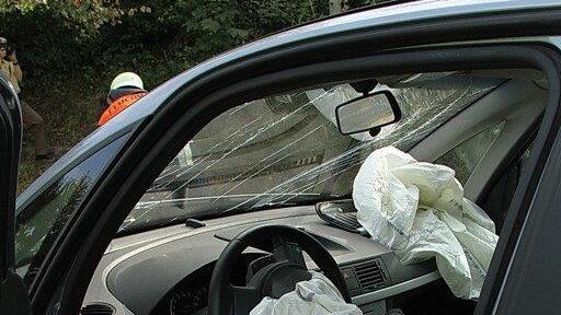 Trümmerfeld nach Frontalcrash