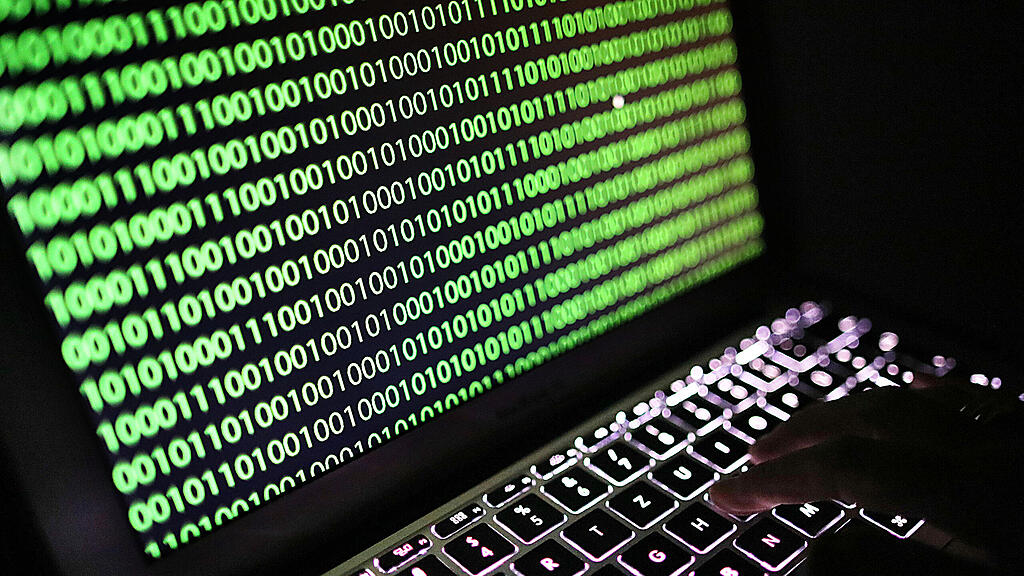 Computer mit Binärcode =.jpg