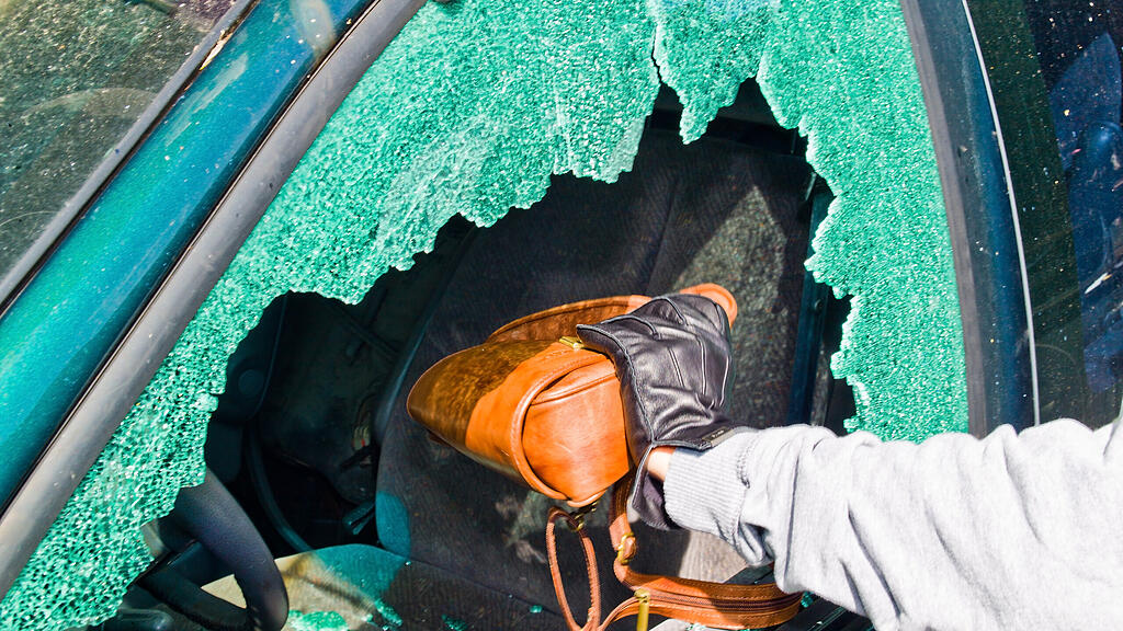 156884_Ein_Dieb_entwendet_eine_Handtasche_aus_Auto.jpg