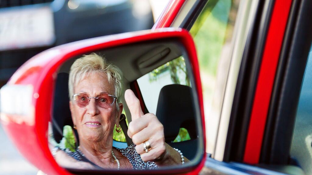 Für viele ältere Menschen erhöht ein Auto die Lebensqualität deutlich.