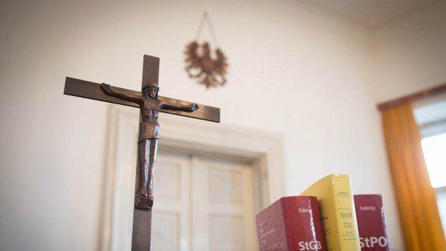 Der Angeklagte soll im Streit um eine Frau einen anderen Mann niedergestochen haben.