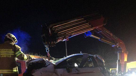 Auto stürzt in Bach