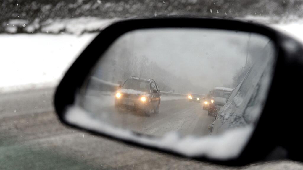 Wenn sich andere Autofahrer im Rückspiegel groß machen, sind viele genervt. (Themenbild)