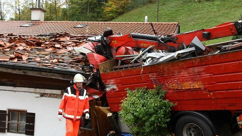 Lkw kracht in Haus