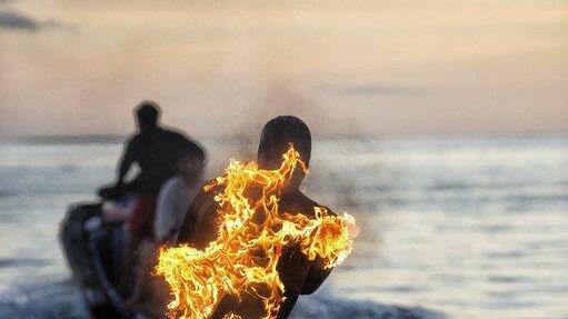 Surfer in Flammen