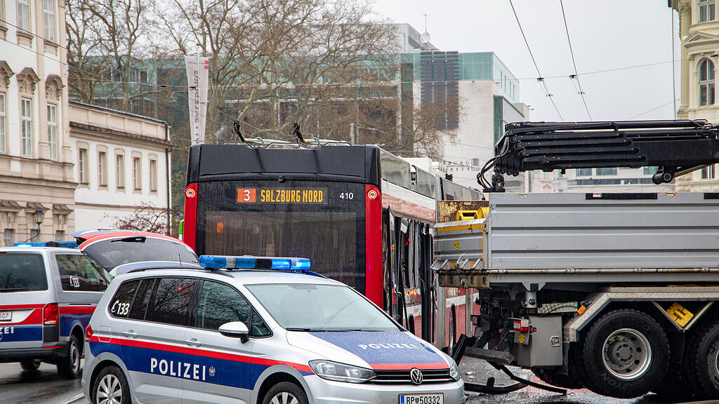 Unfall Mirabellplatz Bus gegen Lkw