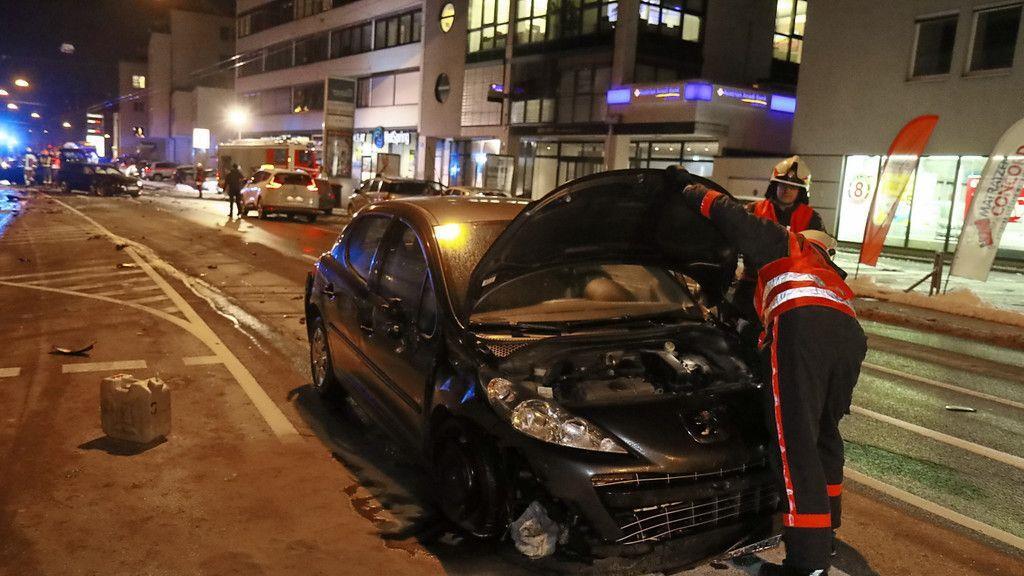 Verletzte nach Crash in Hellbrunner Straße
